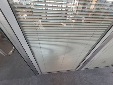 jaluzele orizontale intre sticle