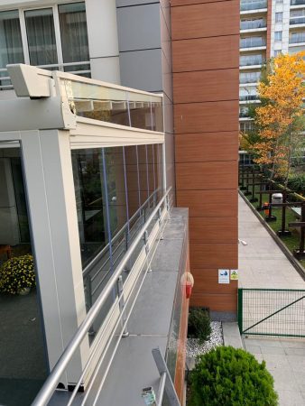pergola retractabila inchidere cu sticla