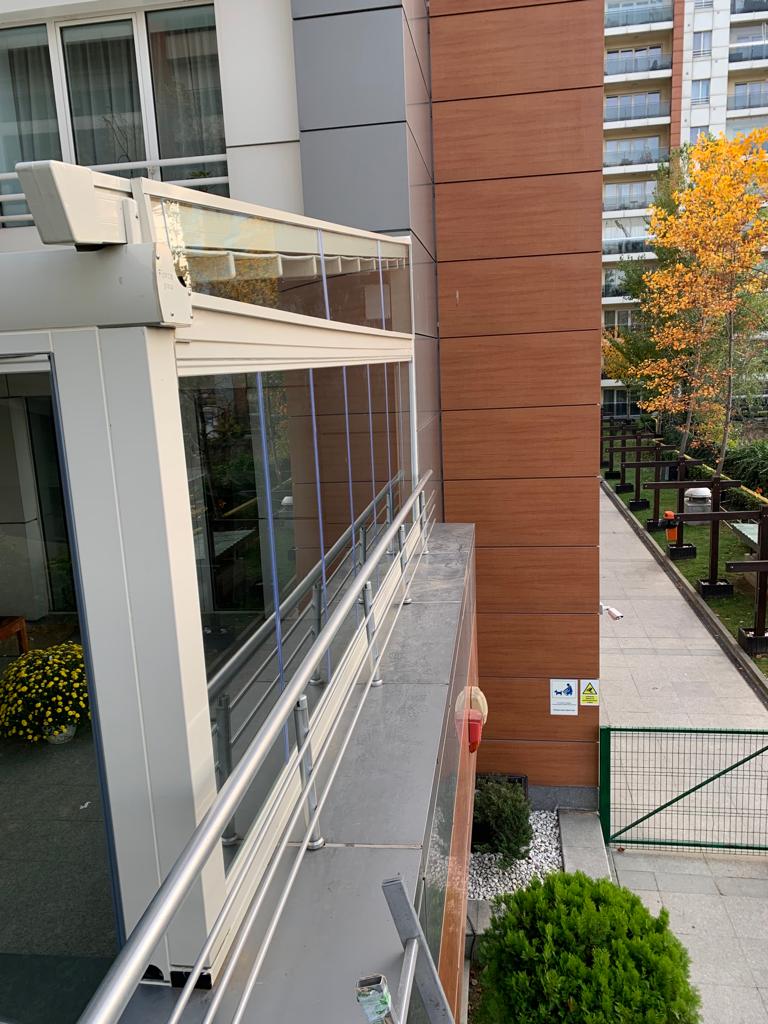 pergola retractabila inchidere cu sticla
