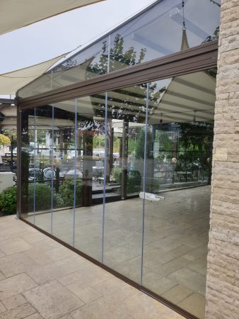 pergola retractabila inchidere cu sticla
