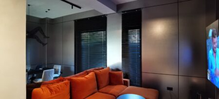 jaluzele orizontale negre din aluminiu