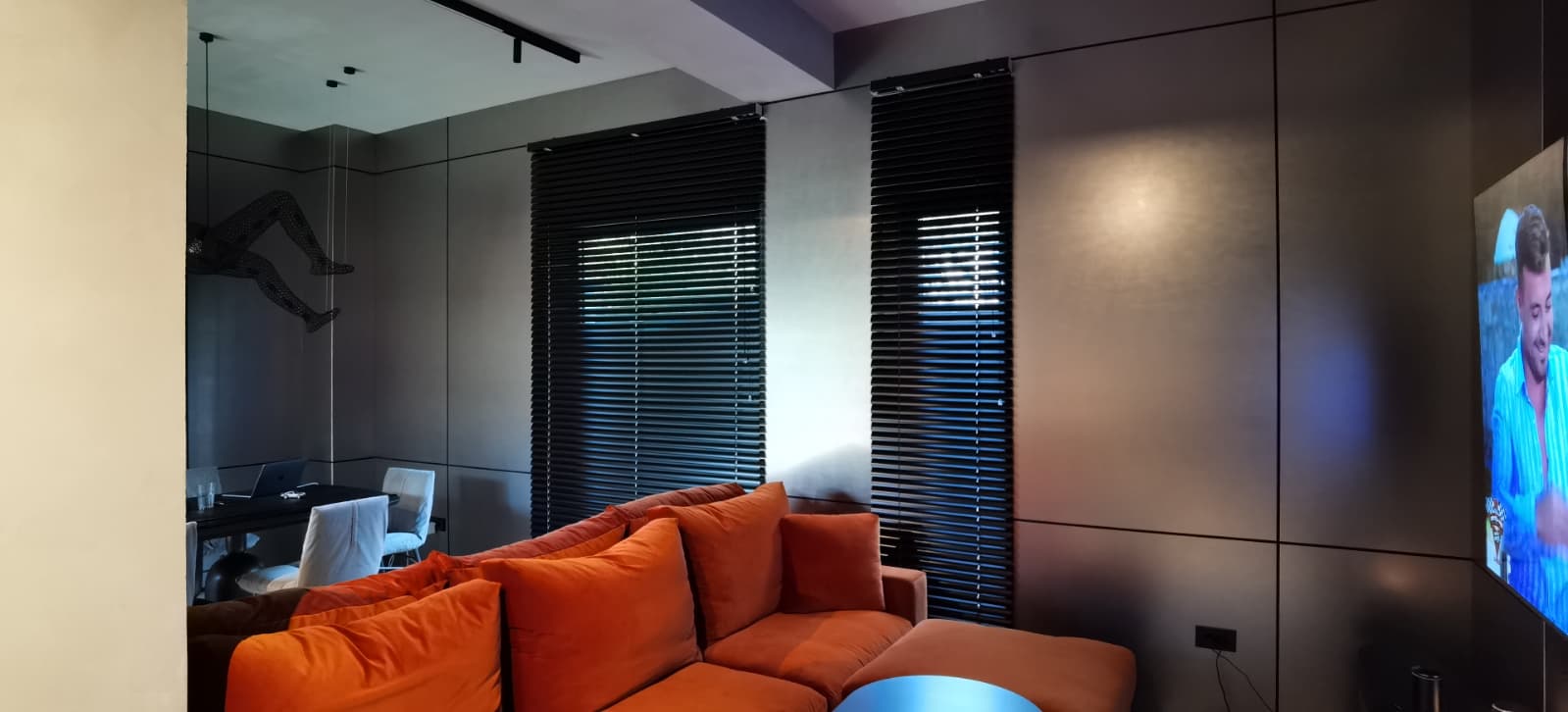 jaluzele orizontale negre din aluminiu
