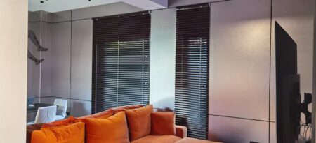 jaluzele orizontale negre din aluminiu