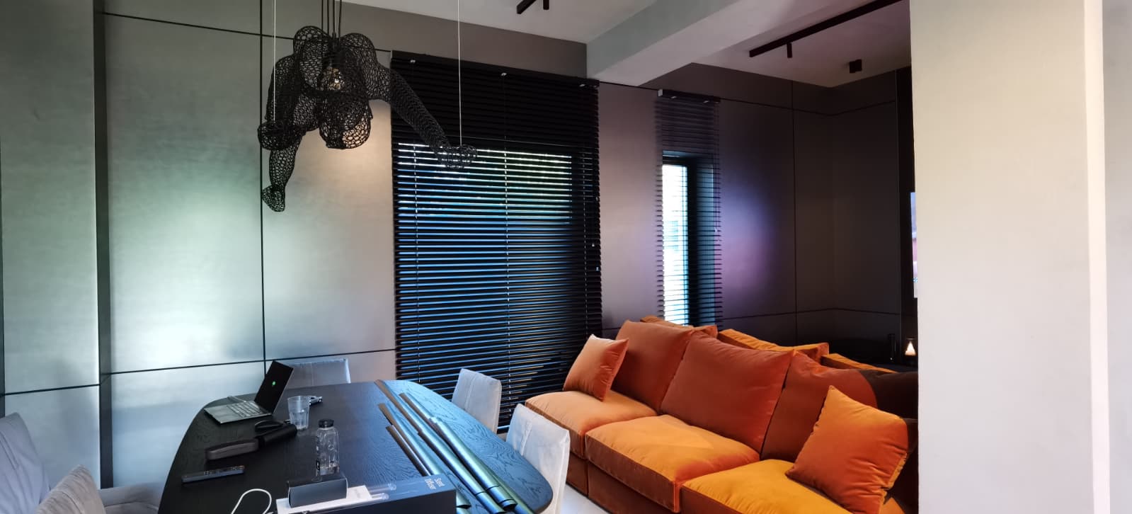 jaluzele orizontale negre din aluminiu