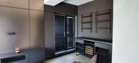 jaluzele orizontale negre din aluminiu