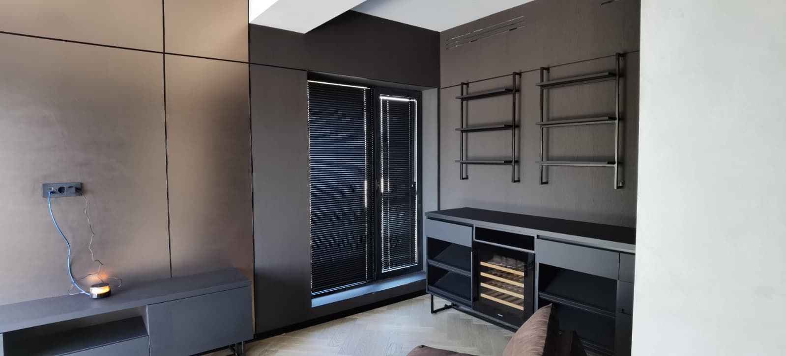 jaluzele orizontale negre din aluminiu