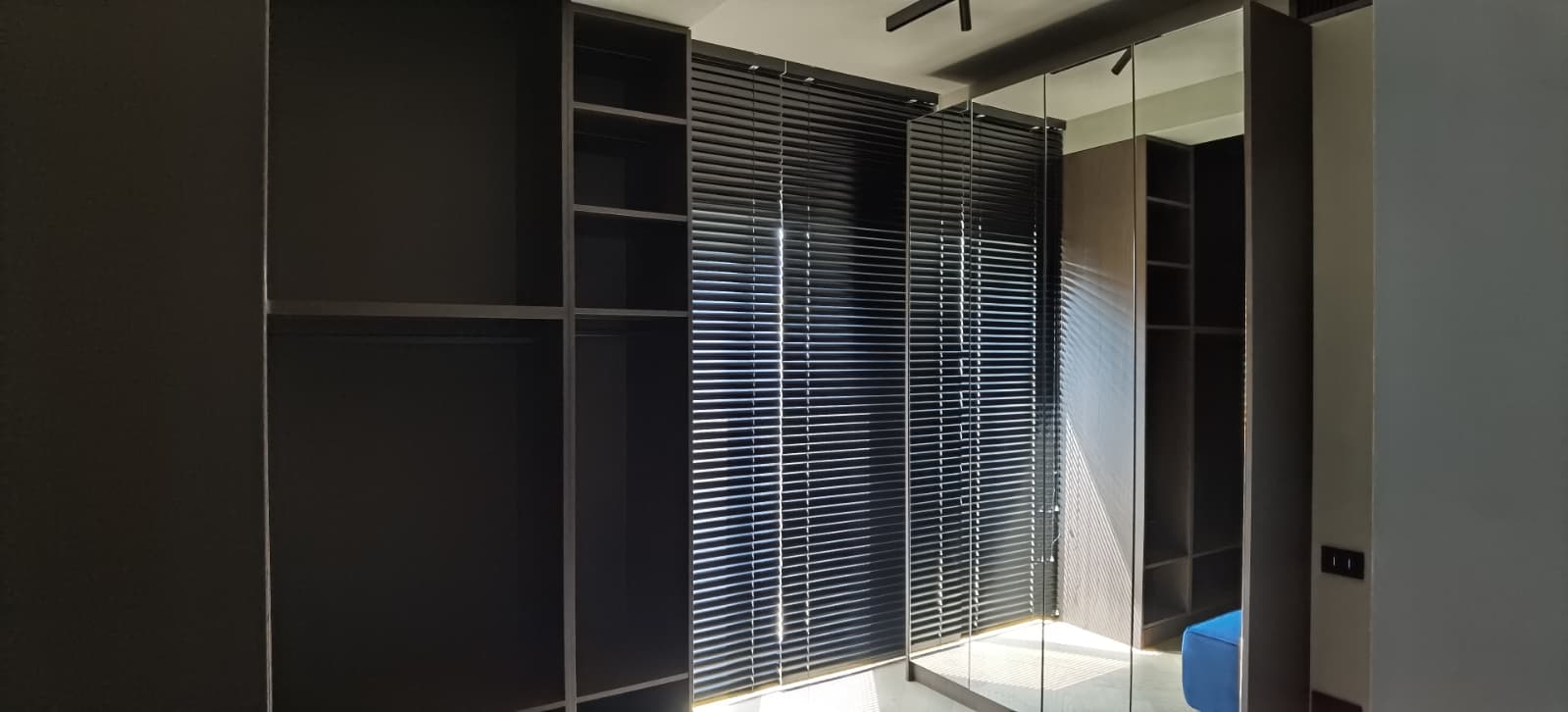 jaluzele orizontale negre din aluminiu